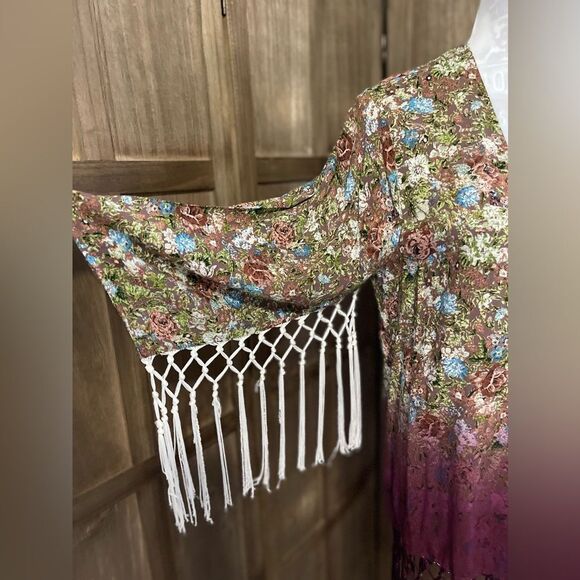 GIMMICKS by BKE Floral Fringe Kimono. - Picture 4 of 10